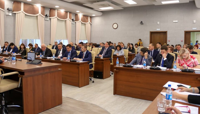 Глава Кировской Думы призвал депутатов к внимательности